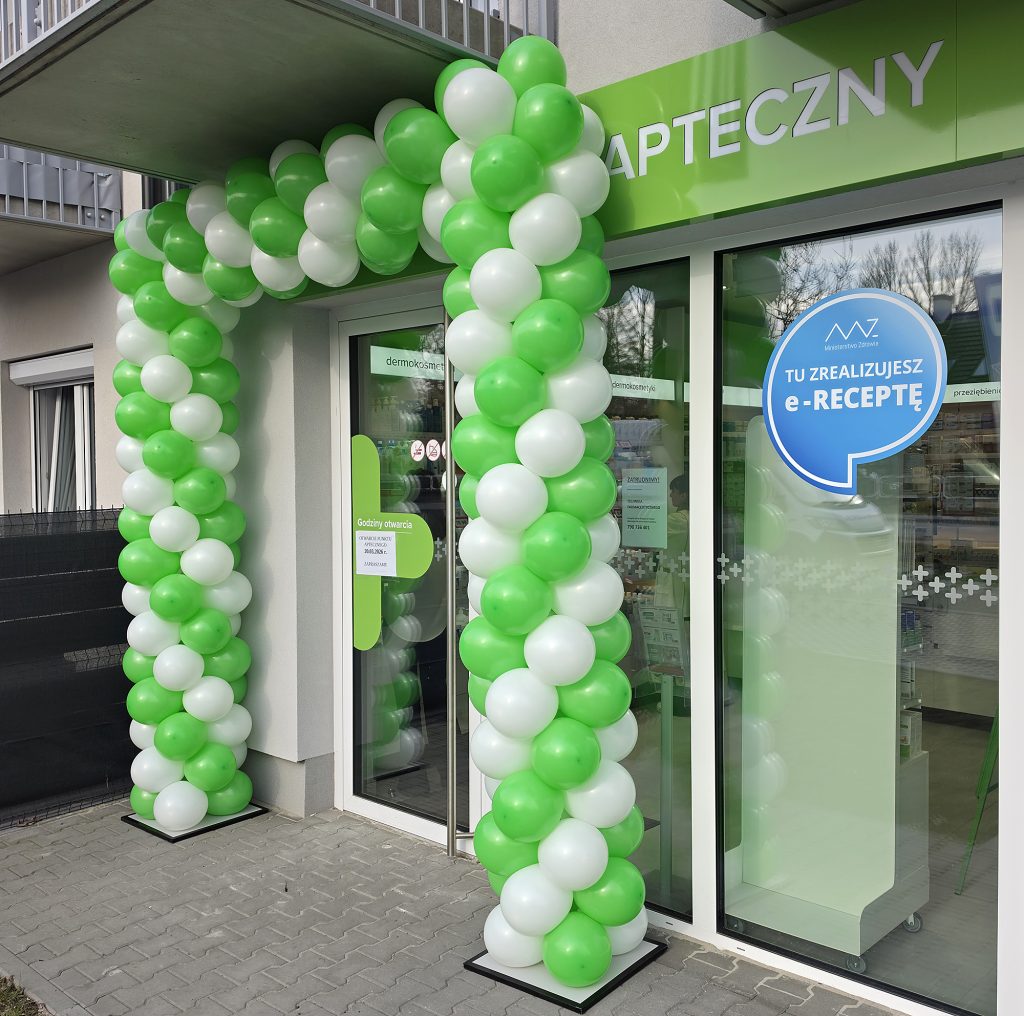 Brama z balonów na otwarcie apteki w Iwinach koło Wrocławia