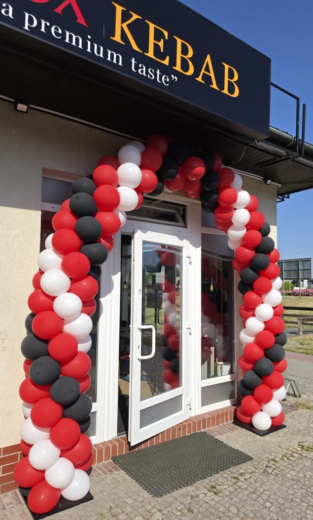 Brama z balonów jako dekoracja na otwarcie Kebaba w Jelczu Laskowicach