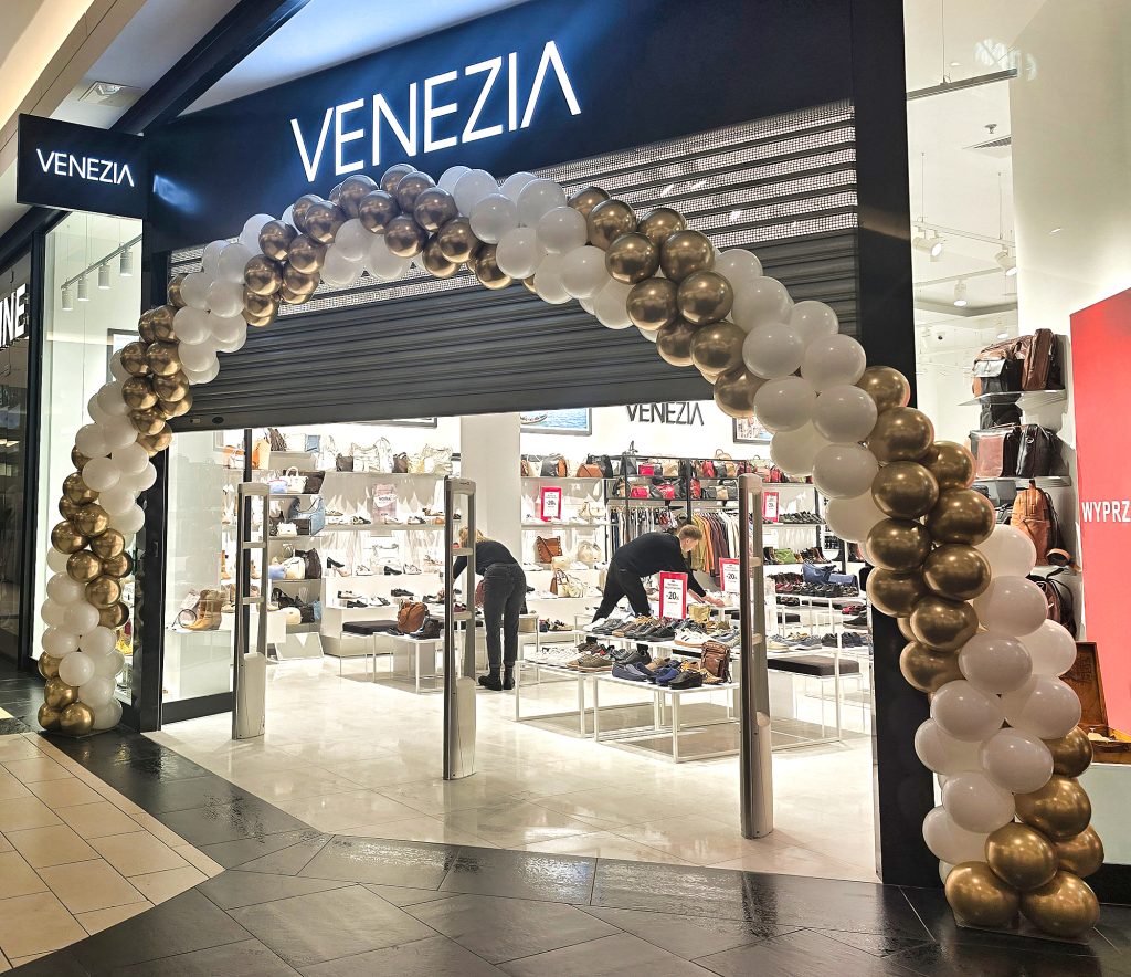 Brama z balonów na otwarcie salonu Venezia w Galerii Magnolia