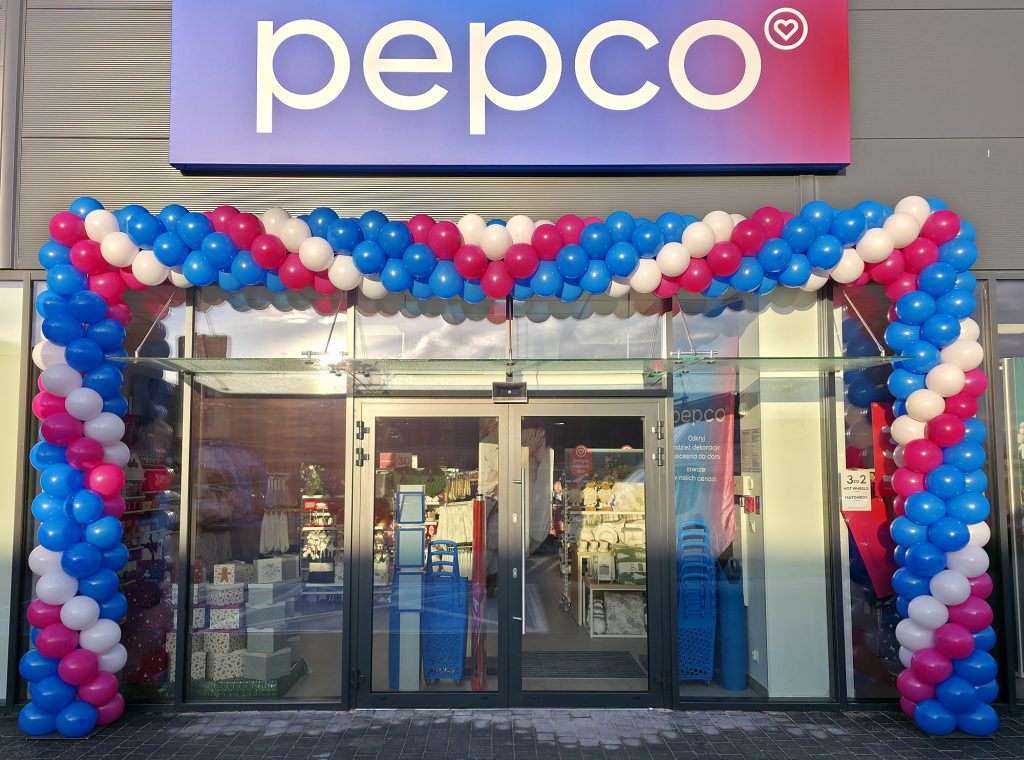 Brama z balonów w Namysłowie na otwarcie sklepu Pepco