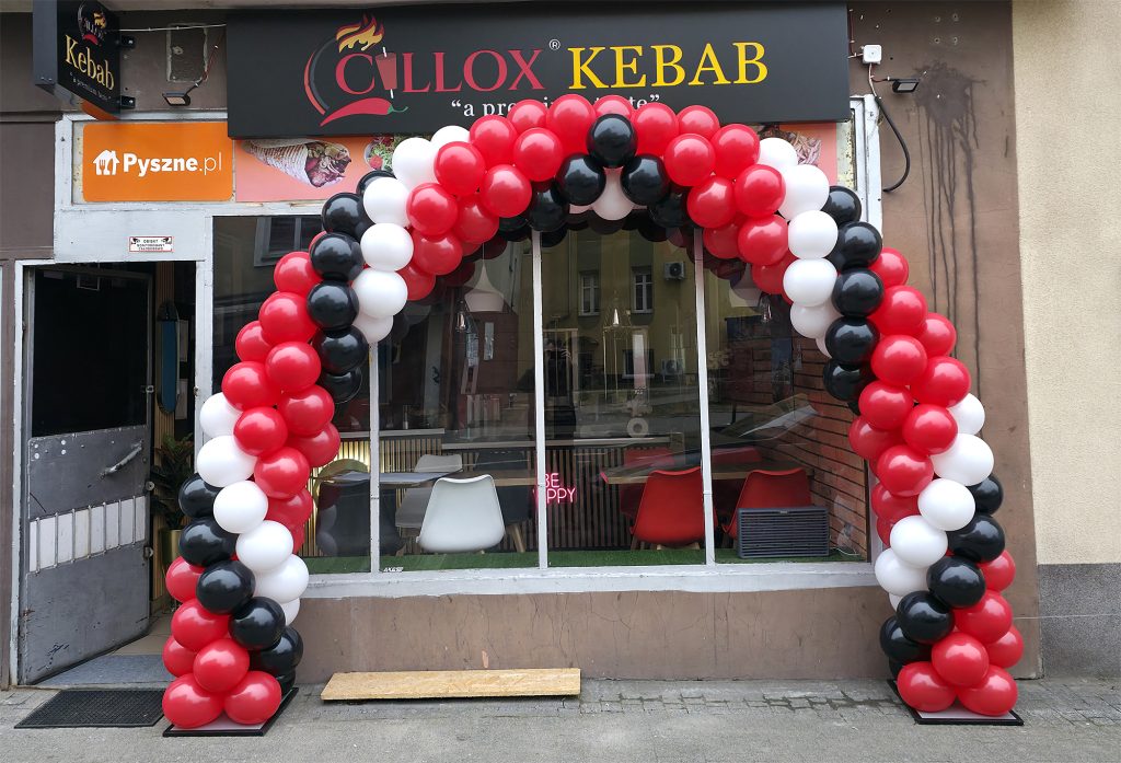 Brama z balonów na otwarcie Kebaba w Oleśnicy na Lwowskiej