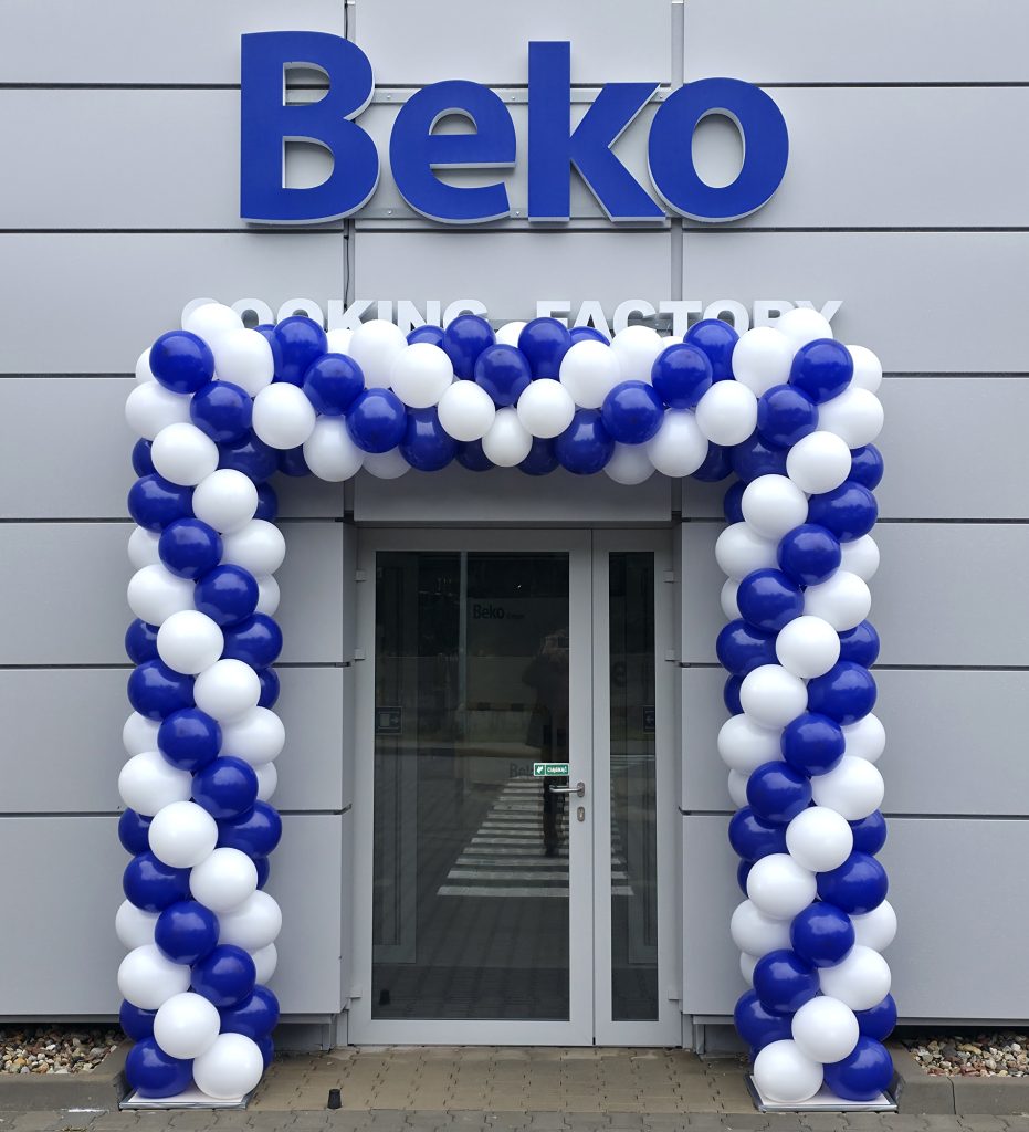 Brama z balonów na terenie fabryki kuchenek Beko