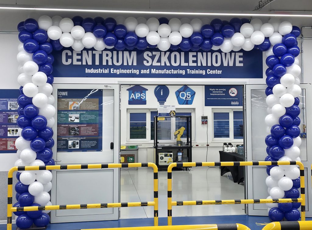 Brama z balonów na otwarcie Centrum Szkoleniowego w zakładzie przemysłowym