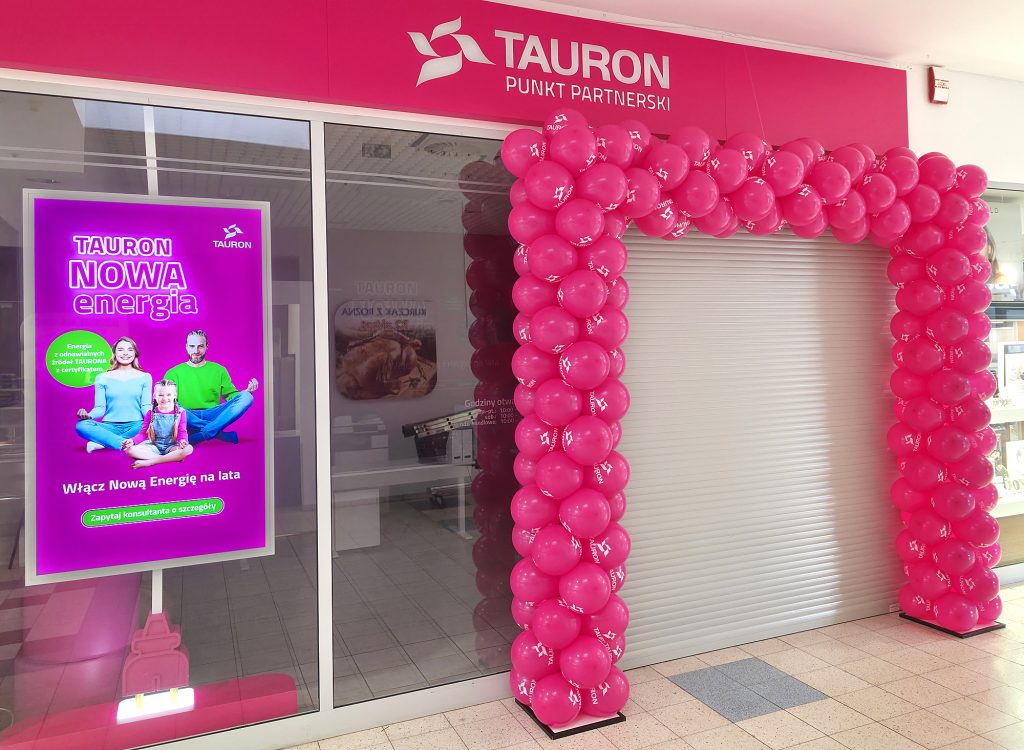 Brama z balonów w Świdnicy na otwarcie Punktu Partnerskiego Tauronu