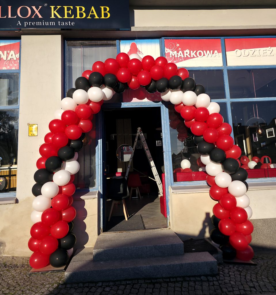 Brama z balonów w Sobótce na otwarcie Kebaba