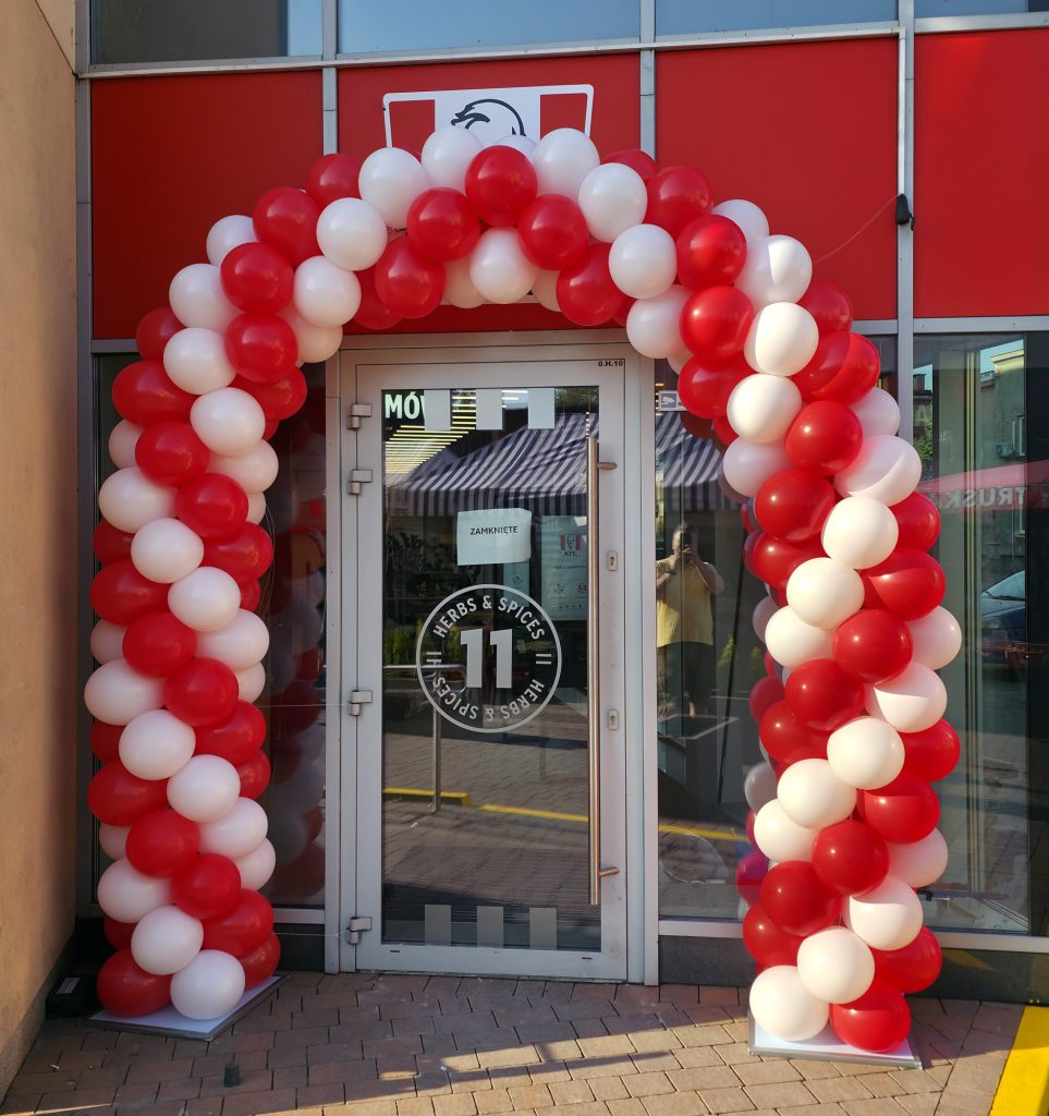 Dekoracje z balonów na otwarcie restauracji KFC na ulicy Zamienieckiej w Warszawie