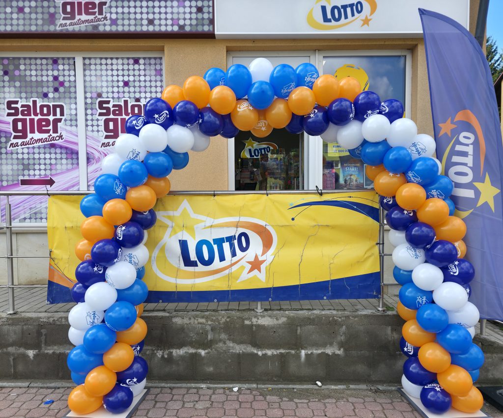 Bramy z balonów dla placówek Lotto