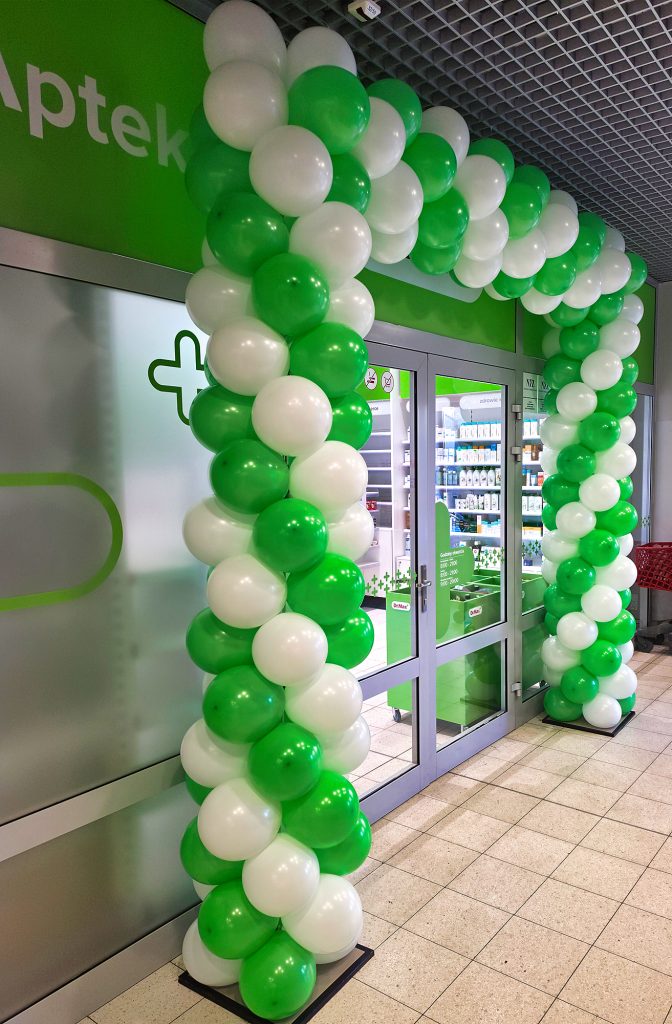 Brama z balonów we Wrocławiu na Zwycięskiej dla apteki sieci DrMax