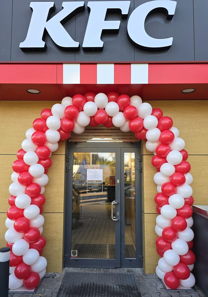 Dekoracje z balonów na otwarcie restauracji KFC w Katowicach