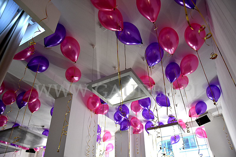 Balony z helem jako dekoracja butiku odzieżowego
