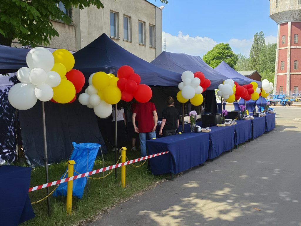 Dekoracje z balonów na terenie wrocławskiego zakładu przemysłowego