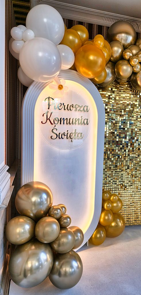 Balonowa ścianka do zdjęć przygotowana z okazji Pierwszej Komunii Świętej we wrocławskim hotelu