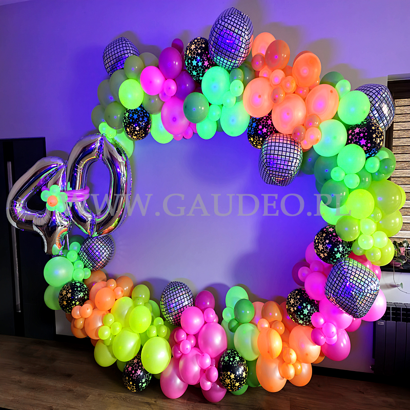 Balony fluorescencyjne w dekoracji w stylu Disco z okazji 40-stych urodzin