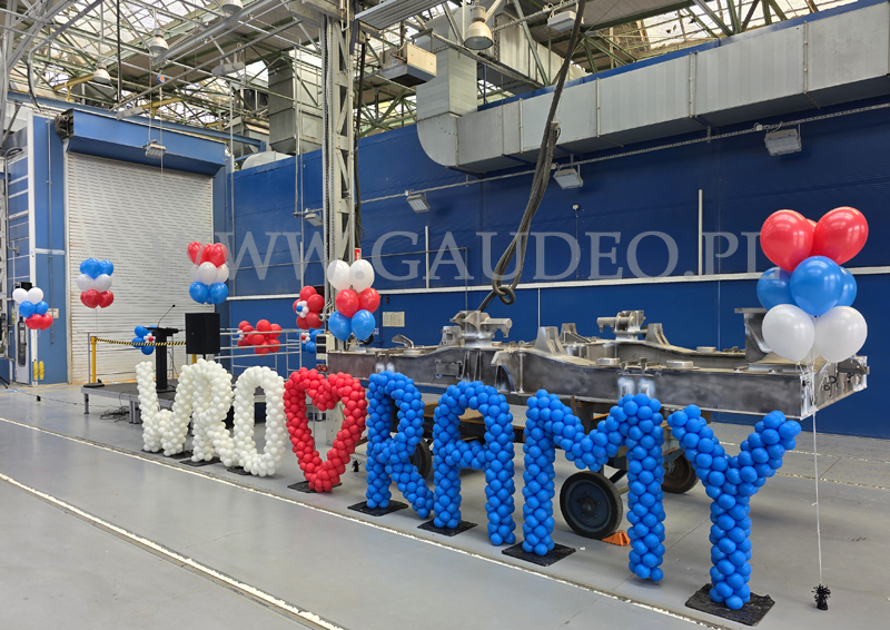 Dekoracje z balonów na prezentacji nowego modelu ram do wagonów