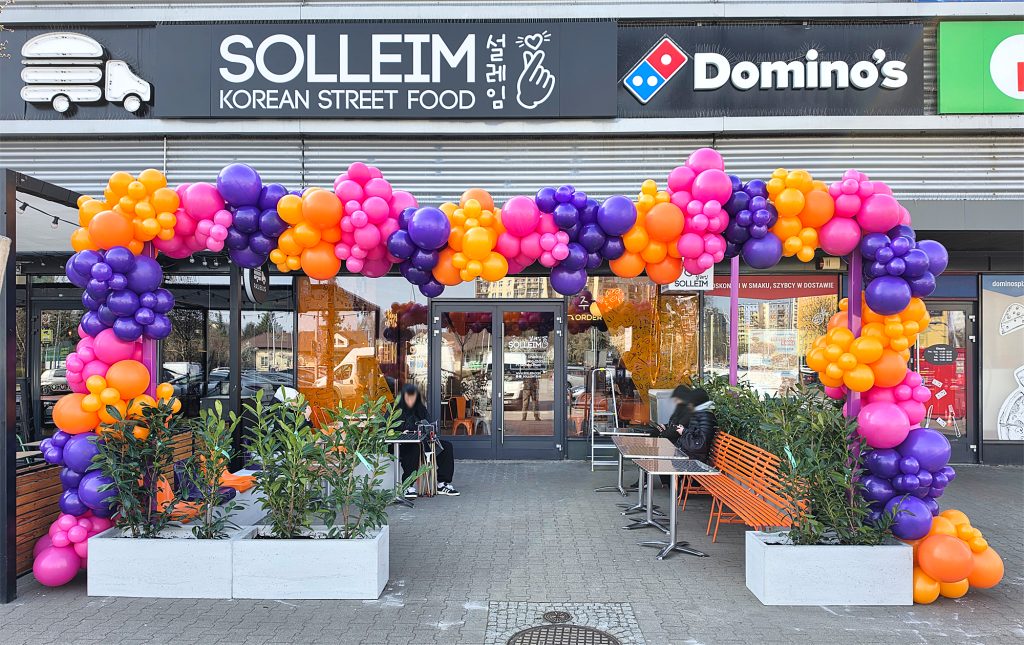 Organiczna dekoracja z balonów na otwarcie restauracji Solleim w Centrum Handlowym Ferio Gaj