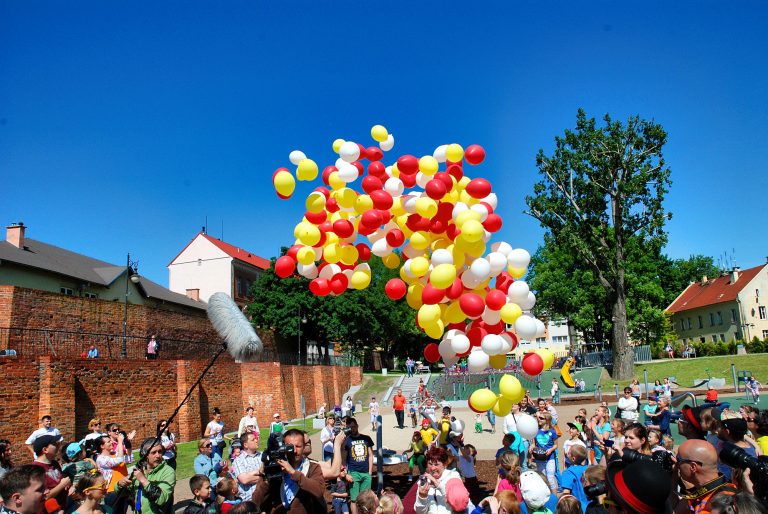 Wypuszczanie 300 balonów z helem w Oleśnicy na otwarcie placu zabaw
