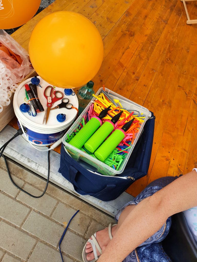 Do nauki skręcania balonów potrzeba różnych akcesoriów