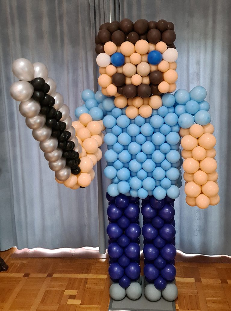 Balonowa postać z Minecrafta.