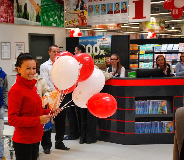 Balony z nadrukiem na patyczkach rozdawane przez hostessę