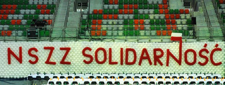 Ściana z balonów z napisem NSZZ Solidarność