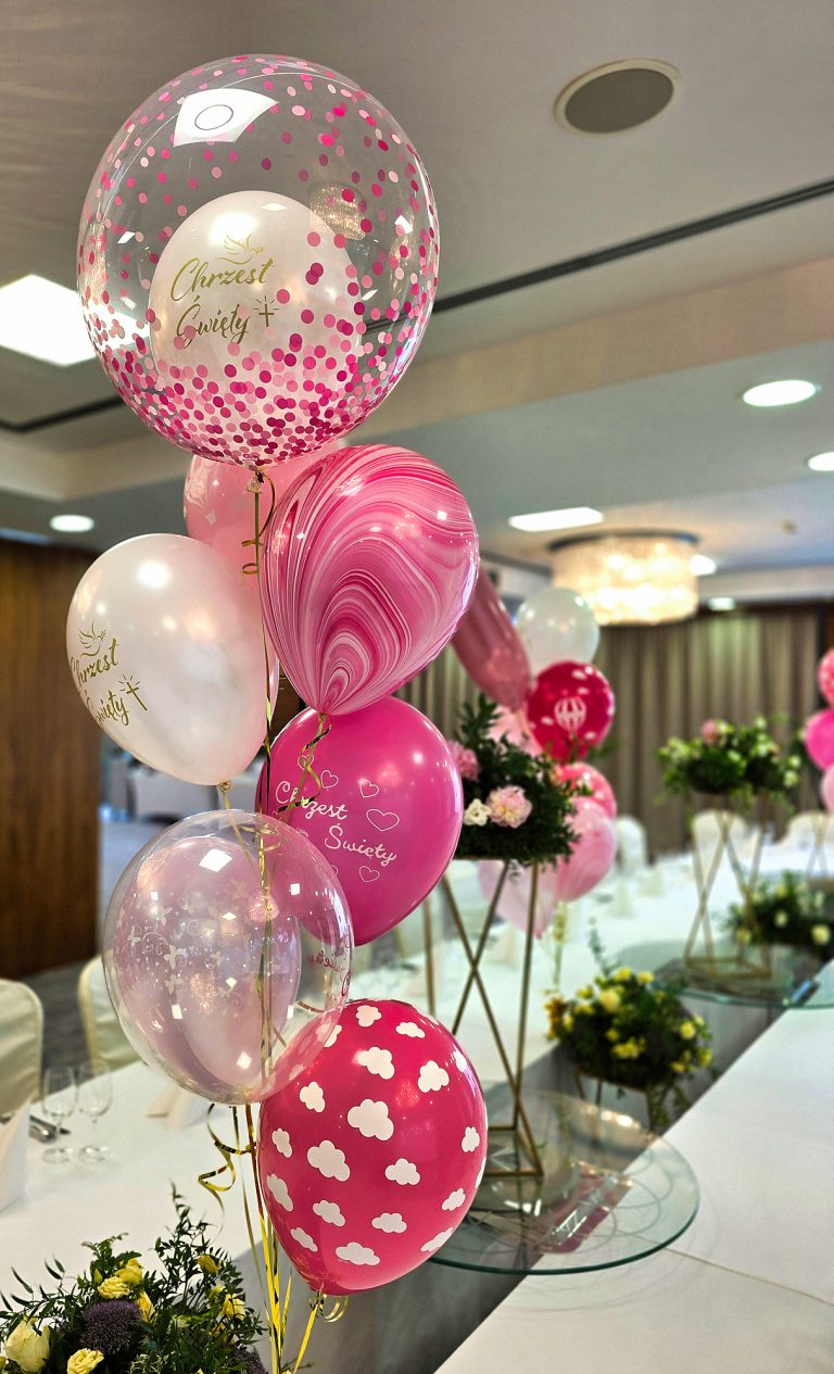 Balony z helem jako dekoracja stołów na chrzest dziewczynki