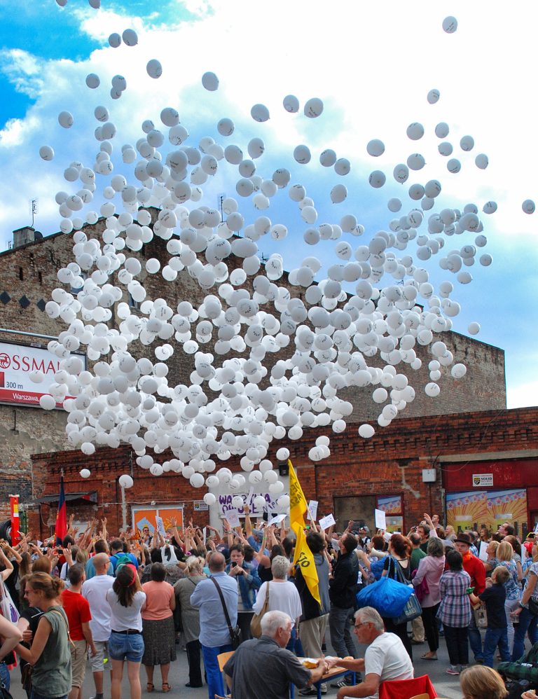 1000 balonów spada po zrzuceniu na zgromadzonych uczestników eventu