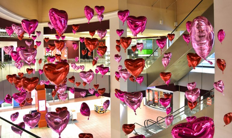 Balony serca z helem jako walentynkowa dekoracja w Galerii