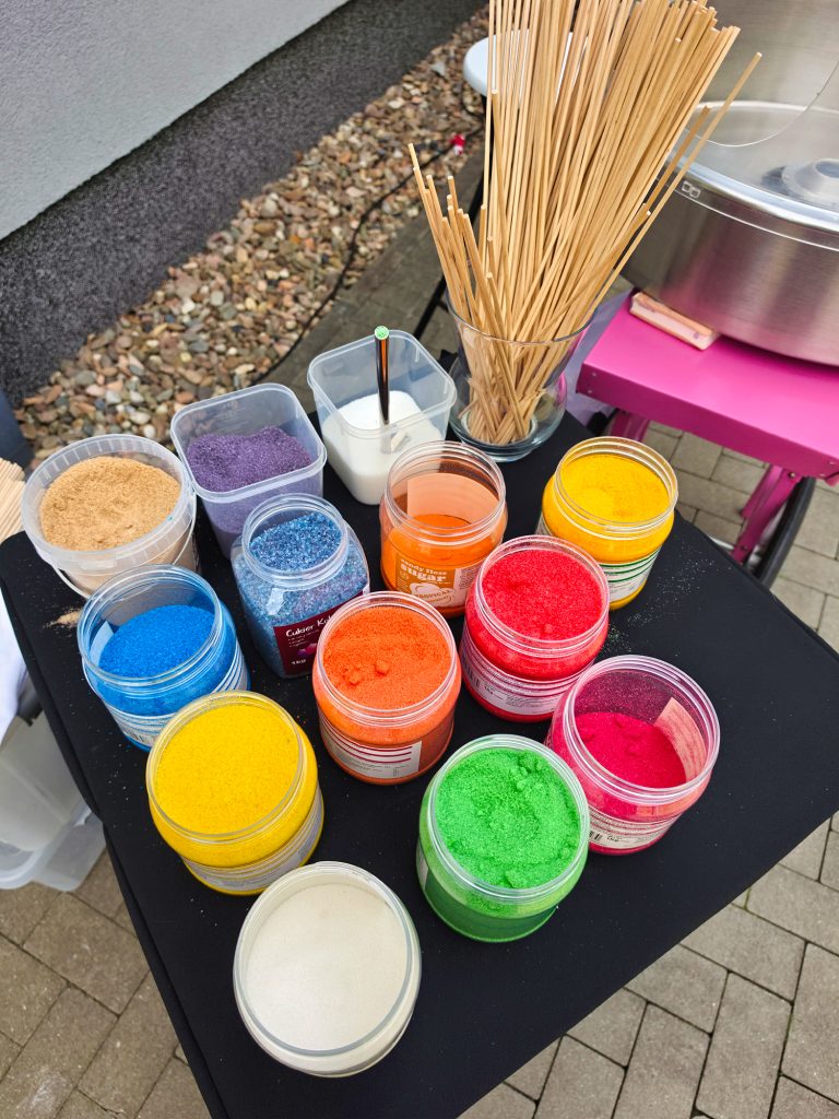 Kolorowe cukry gotowe do kręcenia waty cukrowej