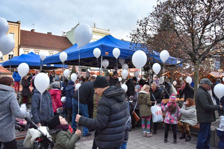 Balony z helem jako atrakcja na Rynku w Rybniku
