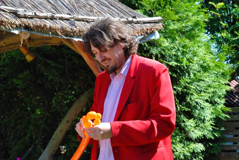 Kręcenie balonów dla dzieci na pikniku