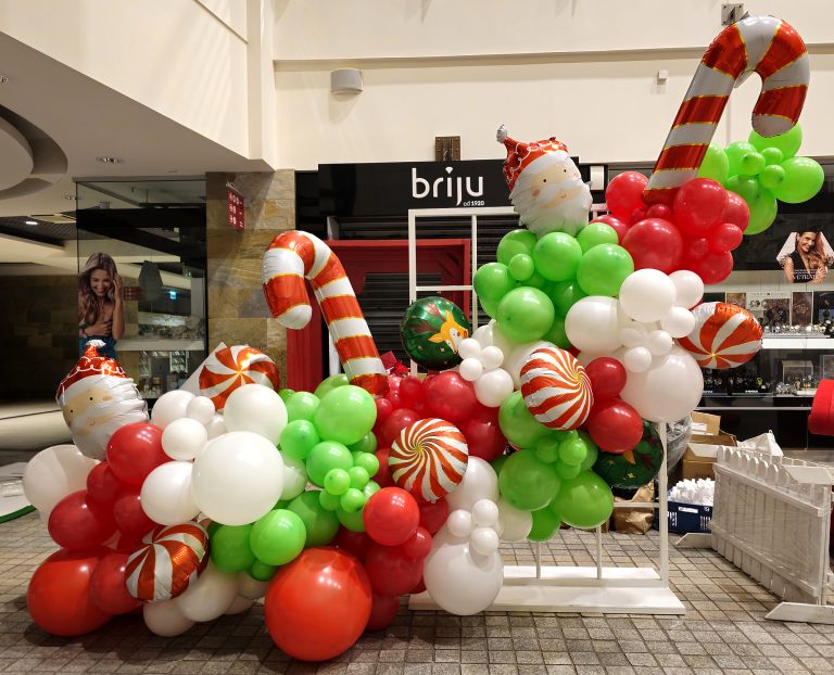 Świąteczna dekoracja z balonów w galerii.