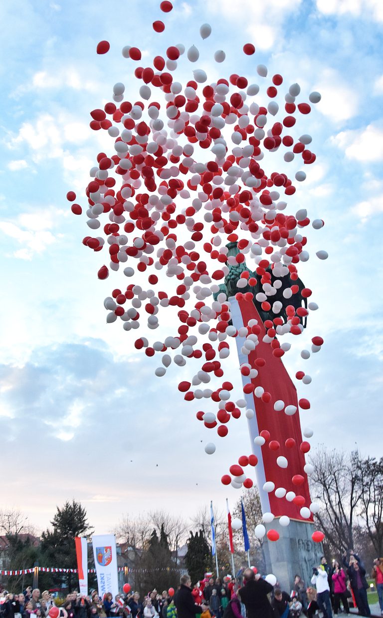 Wypuszczenie balonów z helem na pikniku patriotycznym