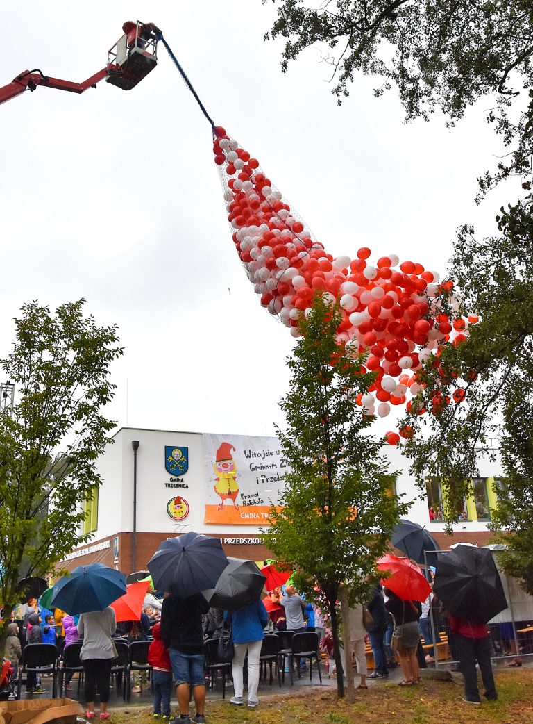 Zrzucanie 1000 balonów w Trzebnicy