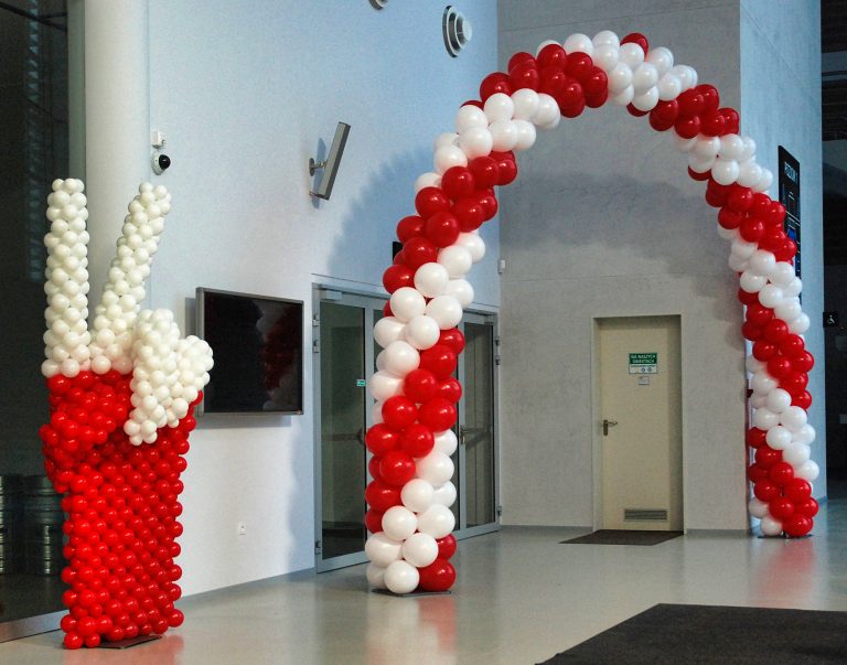 Dekoracja wejścia z balonów na uroczystości patriotyczne