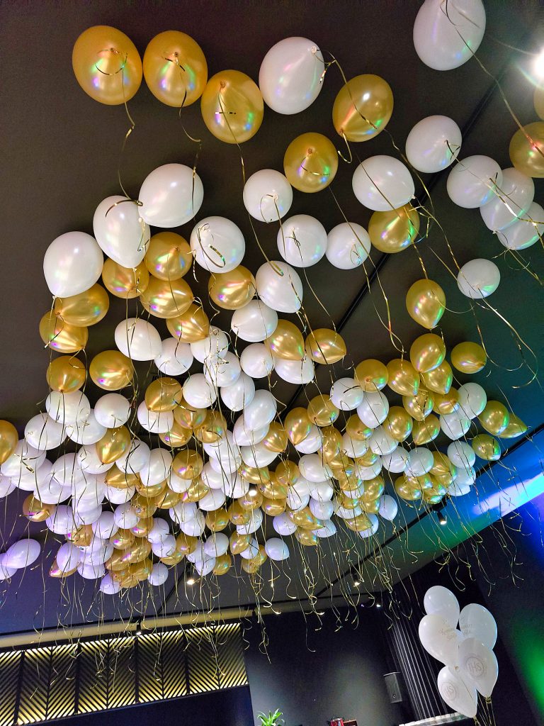 Balony z helem jako dekoracja na komunię