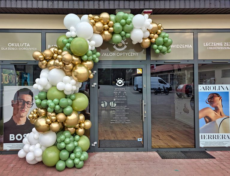 Organiczna dekoracja z balonów dla salonu optycznego
