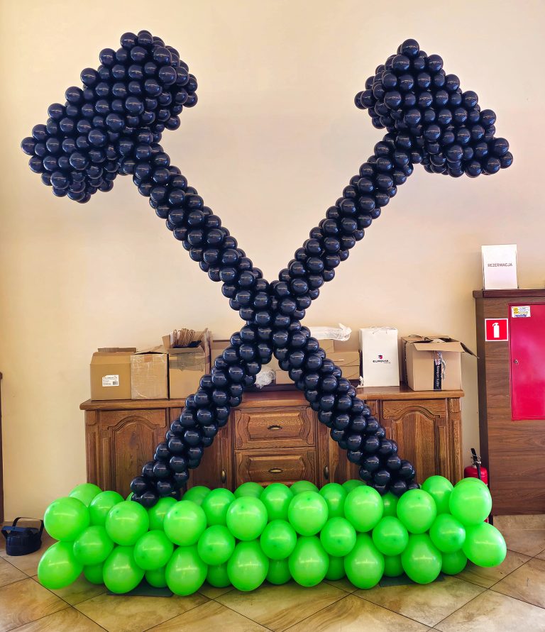 Symbol górniczy zrobiony z balonów na imprezę barbórkową