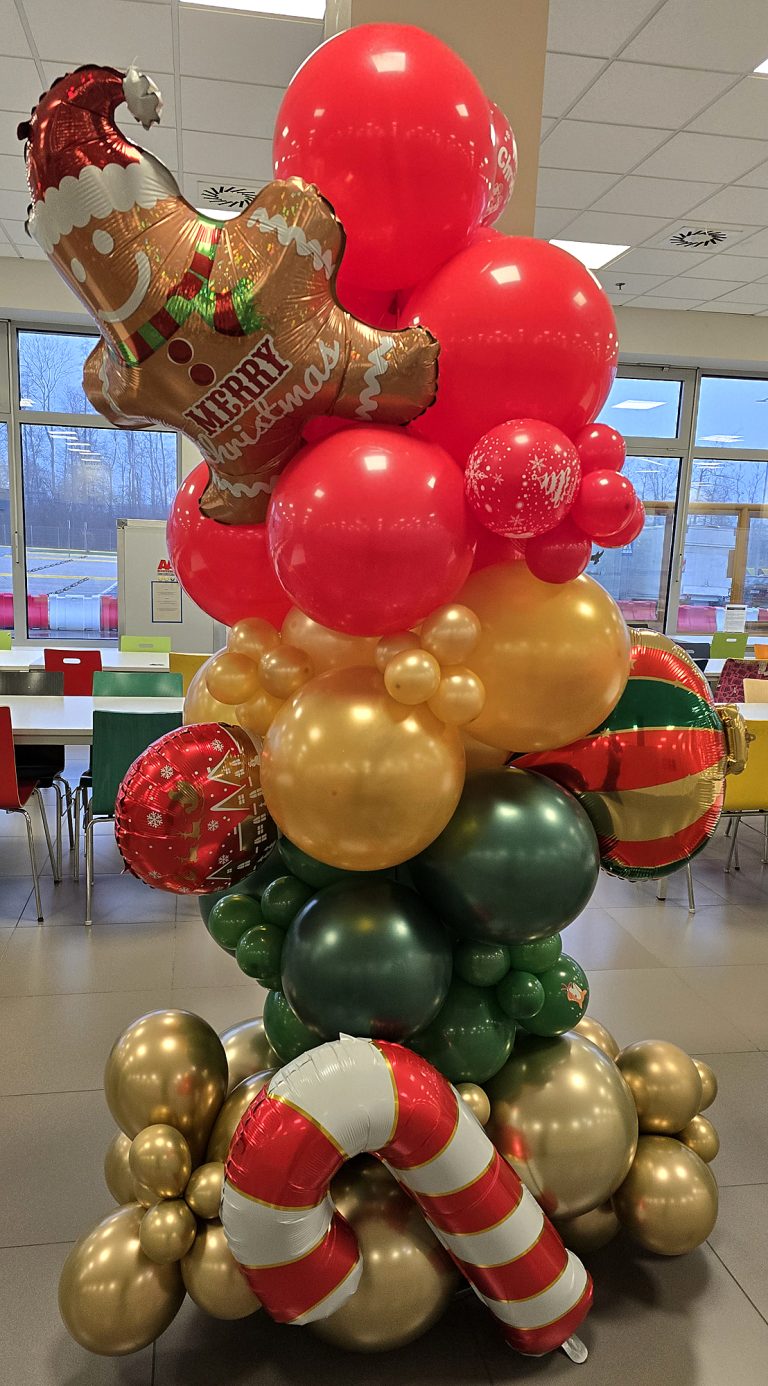 Świąteczna kolumna z balonów.