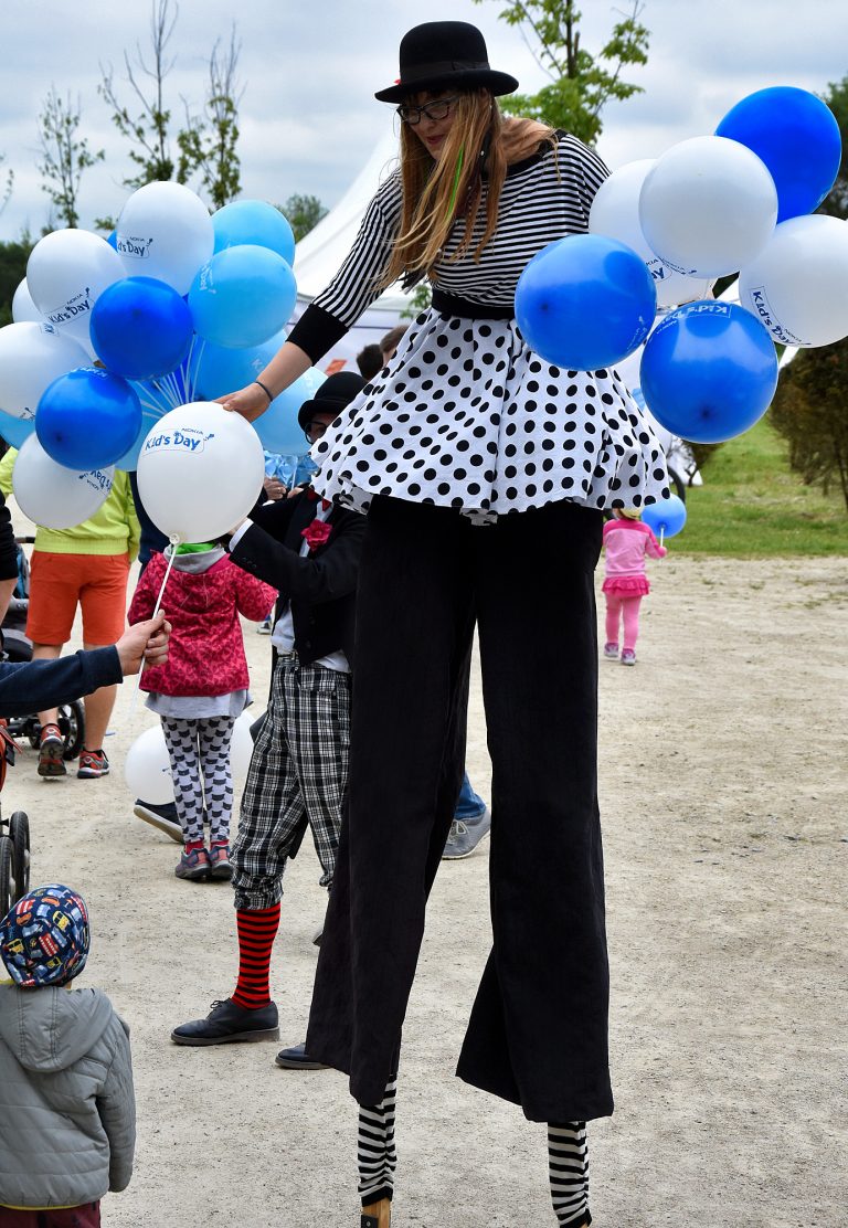 Balony z nadrukiem na patyczkach rozdawane na evencie w czasie Dnia Dziecka