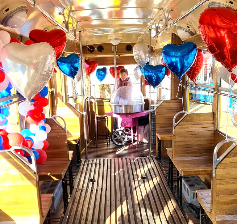 Walentynkowe dekoracje balonowe w tramwaju
