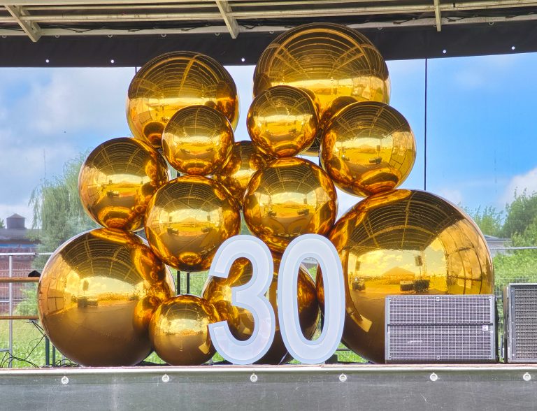 Złote balony lustrzane kule jako urodzinowa dekoracja sceny