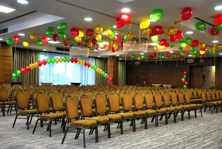 Balony z helem jako dekoracja na imprezie dla dzieci