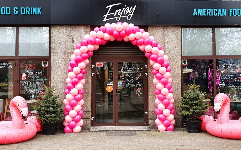 Brama z balonów przed restauracją z okazji Dnia Kobiet