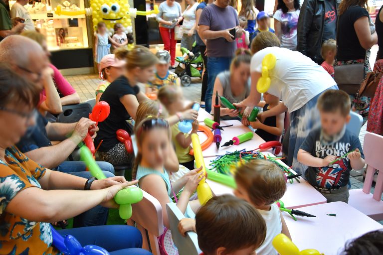 Warsztsztaty skręcania balonów na evencie w legnickiej Galerii