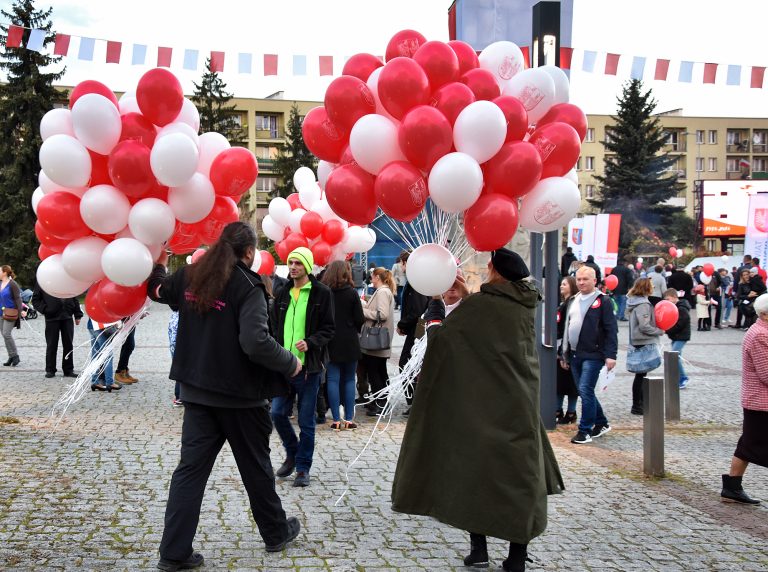 Rozdawanie balonów z helem
