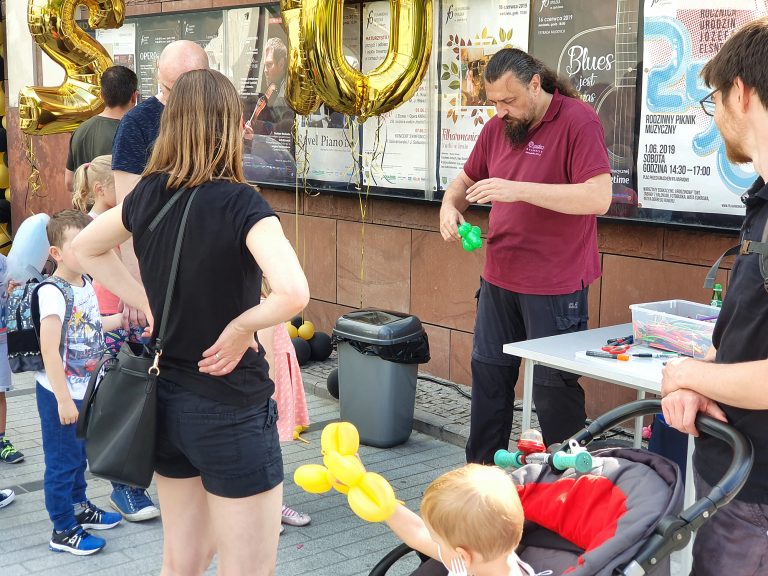 Kręcenie balonowych zwierzaków dla dzieci
