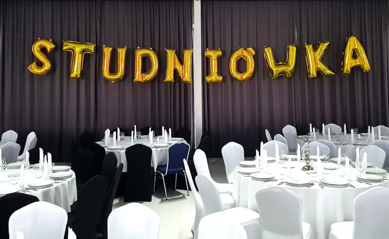 Balonowy napis Studniówka.