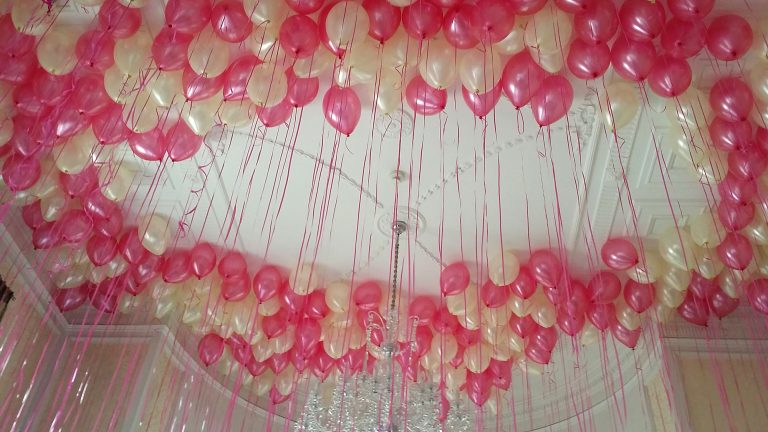 Balony z helem jako dekoracja na urodziny.