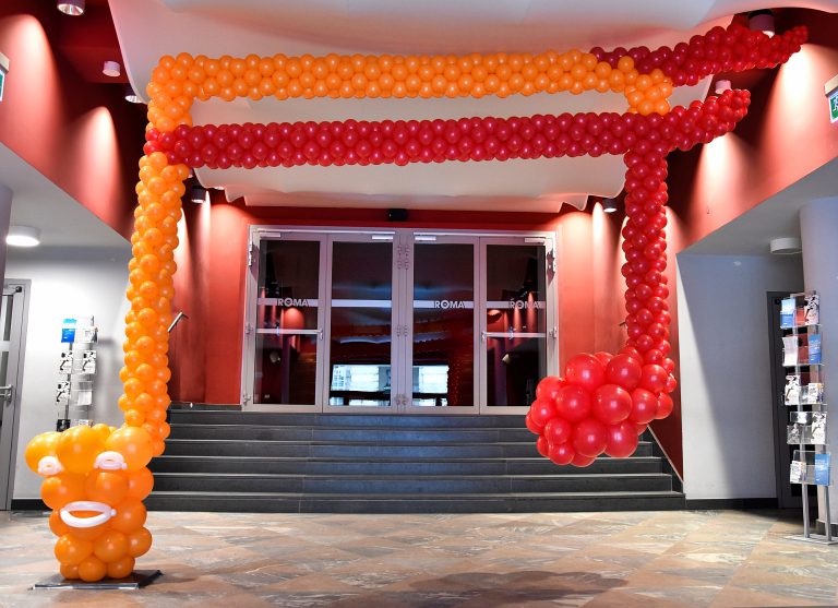 Brama z balonów w Teatrze Roma w Warszawie