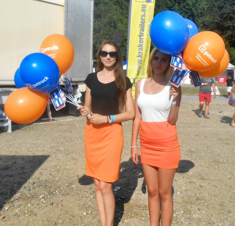 Balony z nadrukiem założone na patyczki na targach motoryzacyjnych.